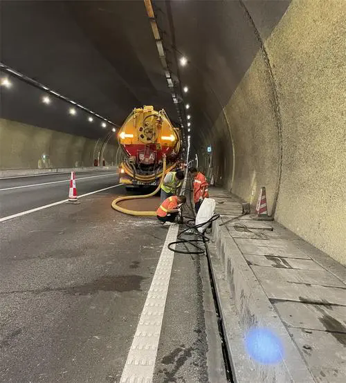 裕安隧道排水渠清淤